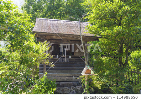 京都，羽室山成壽寺，綠樹環繞的神社 114988650