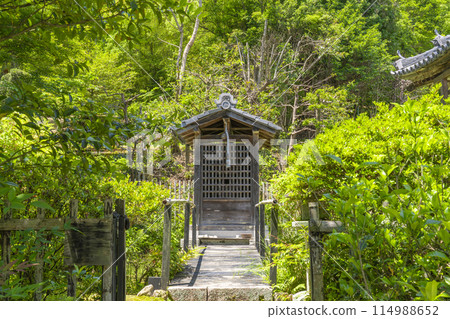 京都，羽室山成壽寺，綠樹環繞的神社 114988652