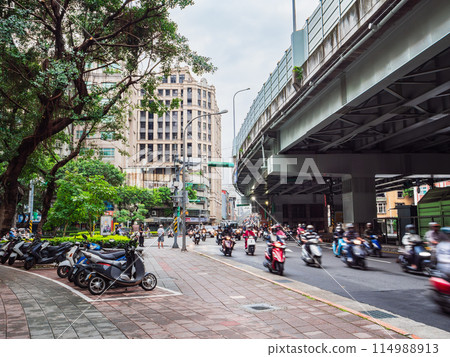 台北早上騎自行車上下班 114988913