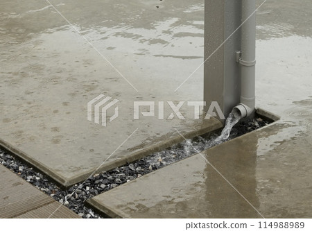 Water overflowing from a gutter drain pipe during heavy rain 114988989