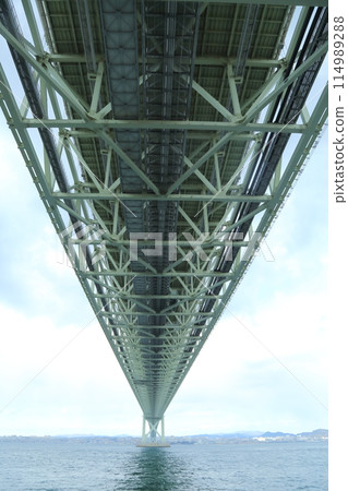 Akashi Kaikyo Bridge looking up from below 114989288