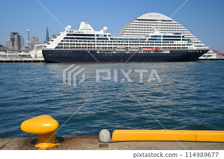 Luxury cruise ship "AZAMARA QUEST" anchored in Kobe Port 114989677