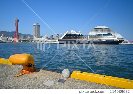 Luxury cruise ship "AZAMARA QUEST" anchored in Kobe Port 114989682