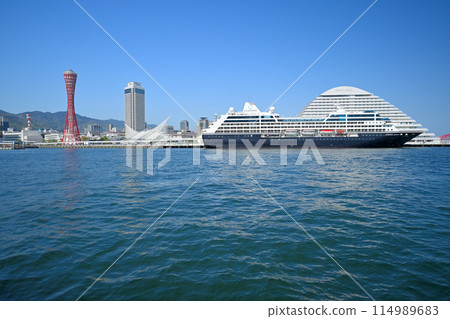 豪華遊輪「AZAMARA QUEST」停泊在神戶港 豪華遊輪「AZAMARA QUEST」停泊在神戶港 114989683