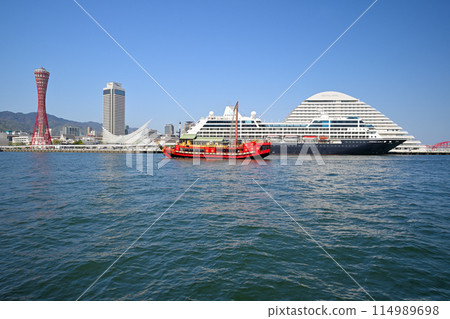 Luxury cruise ship "AZAMARA QUEST" anchored in Kobe Port 114989698
