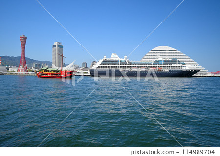 豪華遊輪「AZAMARA QUEST」停泊在神戶港 豪華遊輪「AZAMARA QUEST」停泊在神戶港 114989704