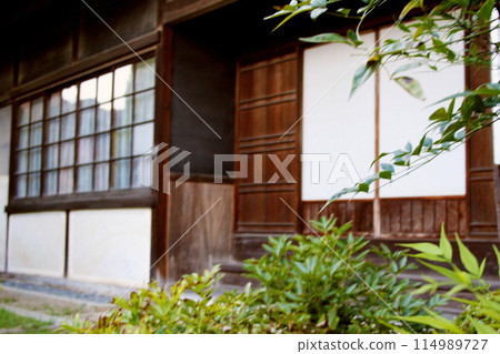 Image of an old rural house 114989727