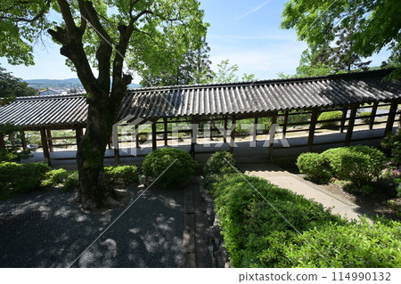 The shrine building and corridor of Kibitsu Shrine in Okayama City The shrine building and corridor of Kibitsu Shrine in Okayama City 114990132