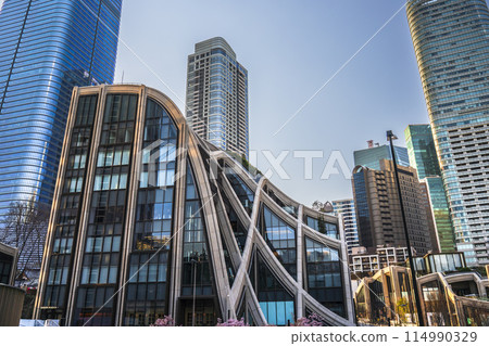 Urban landscape of the Tokyo complex “Azabudai Hills” [Minato-ku, Tokyo] 114990329
