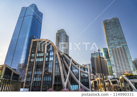 Urban landscape of the Tokyo complex “Azabudai Hills” [Minato-ku, Tokyo] 114990331
