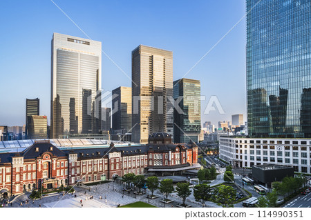 Tokyo cityscape: Tokyo Station and Marunouchi illuminated by the setting sun [Chiyoda Ward, Tokyo] 114990351
