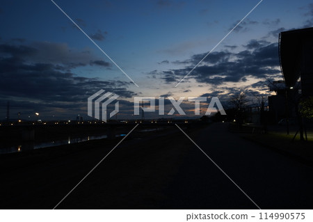 黎明時分 黎明時分 114990575