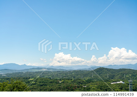 輸電線路蜿蜒穿過山巒 114991439