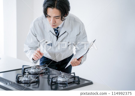 男工檢查瓦斯爐 114992375