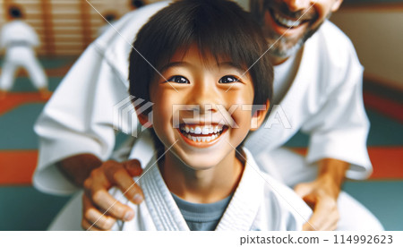 小學生在教室裡練習空手道 114992623