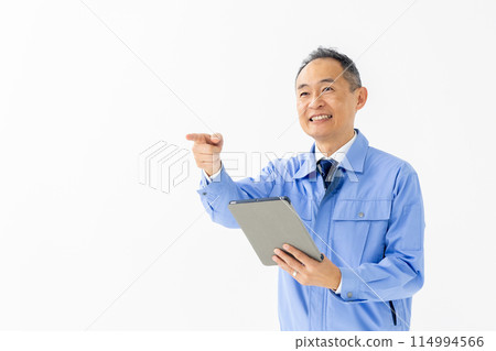 穿著工作服的男人指著平板電腦 114994566