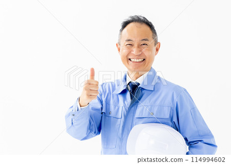 穿著工作服、戴頭盔、豎起大拇指的男人 114994602