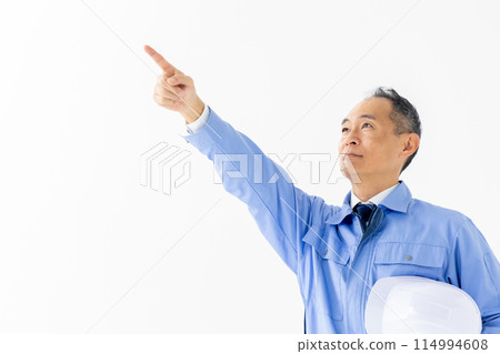 穿著工作服、戴頭盔的男人指著 114994608