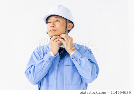 穿著工作服的男士戴頭盔 114994629