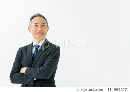 中年男性商務雙臂交叉 114994957