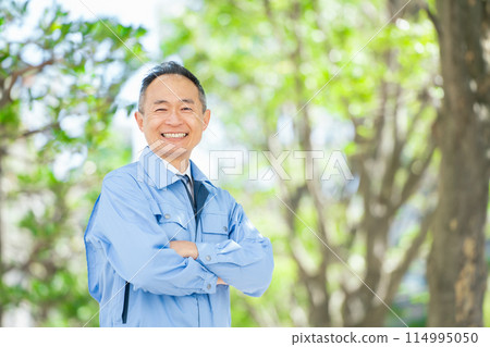 Middle-aged man, work clothes, fresh green 114995050