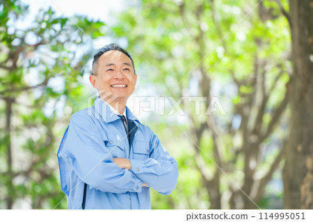 Middle-aged man, work clothes, fresh green Middle-aged man, work clothes, fresh green 114995051