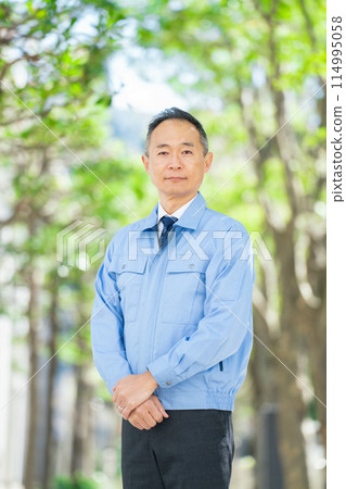 Middle-aged man, work clothes, fresh green, vertical Middle-aged man, work clothes, fresh green, vertical 114995058
