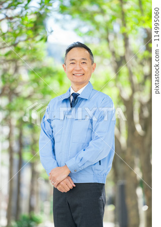 Middle-aged man, work clothes, fresh green, vertical 114995060