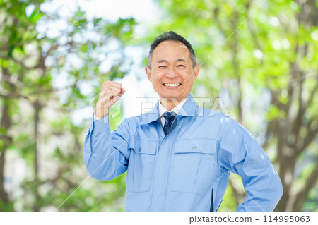 Middle-aged man, work clothes, fresh green, fist pump 114995063