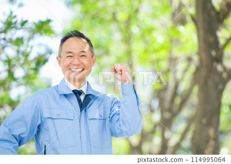 Middle-aged man, work clothes, fresh green, fist pump 114995064
