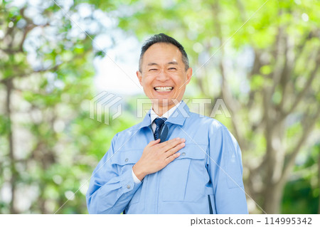 Middle-aged men, work clothes, leave it to us Middle-aged men, work clothes, leave it to us 114995342