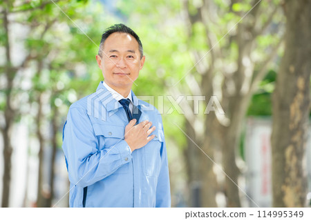 Middle-aged men, work clothes, leave it to us 114995349