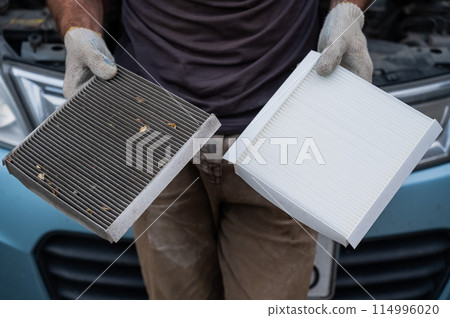 The master changes the cabin air filter of the car. 114996020