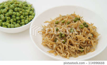 Dried Japanese pepper and Japanese pepper berries 114996688
