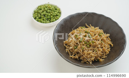 Dried Japanese pepper and Japanese pepper berries Dried Japanese pepper and Japanese pepper berries 114996690