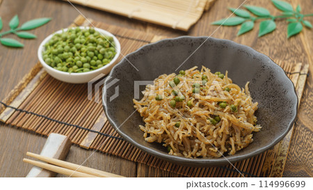 Dried Japanese pepper and Japanese pepper berries 114996699