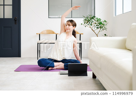 Women stretching Women stretching 114996979