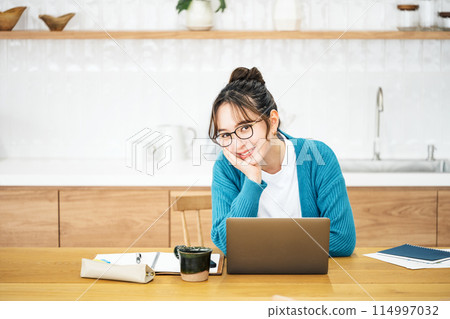 A woman teleworking at home 114997032