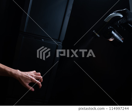 The master applies tinting paint to the woman's hand. Instant tanning procedure 114997244