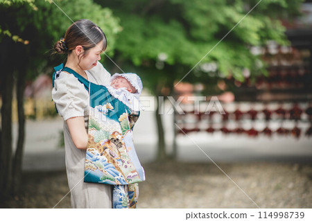 母親與孩子參拜神社 114998739