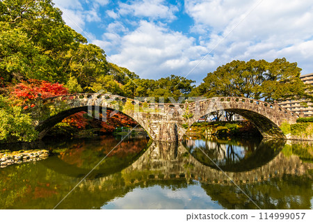 Autumn leaves at Isahaya Park (Meganebashi Bridge) [Isahaya City, Nagasaki Prefecture] 114999057