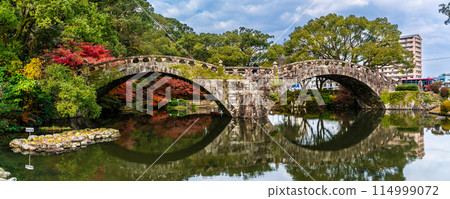 諫早公園（女橋）的紅葉全景【長崎縣諫早市】 114999072