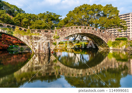 Autumn leaves at Isahaya Park (Meganebashi Bridge) [Isahaya City, Nagasaki Prefecture] 114999081