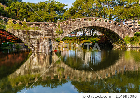 Autumn leaves at Isahaya Park (Meganebashi Bridge) [Isahaya City, Nagasaki Prefecture] 114999096