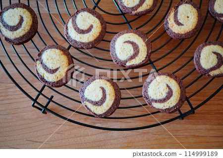 和我 10 歲的孩子一起新鮮出爐的自製餅乾。杏仁和可可味冰箱餅乾 和我 10 歲的孩子一起新鮮出爐的自製餅乾。杏仁和可可味冰箱餅乾 114999189