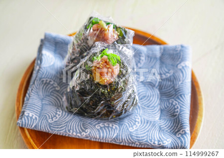 用保鮮膜包裹蓬鬆的飯糰 114999267