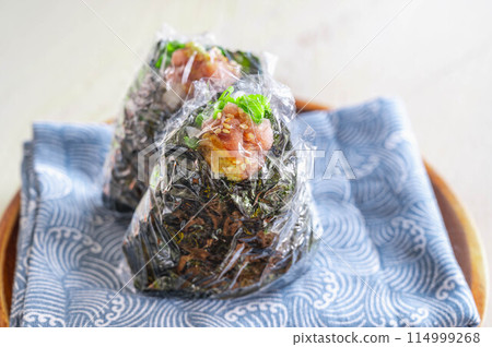 Fluffy rice balls wrapped in plastic wrap 114999268