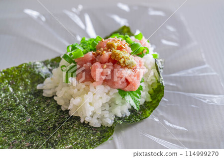 Soft and fluffy rice balls with tuna and minced meat 114999270