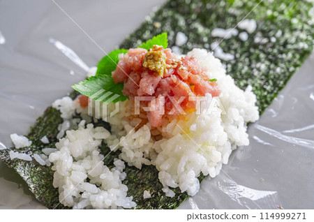Soft and fluffy rice balls with tuna and minced meat 114999271