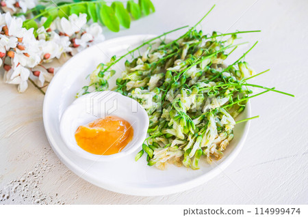 Robinia pseudoacacia eaten with vinegared miso 114999474